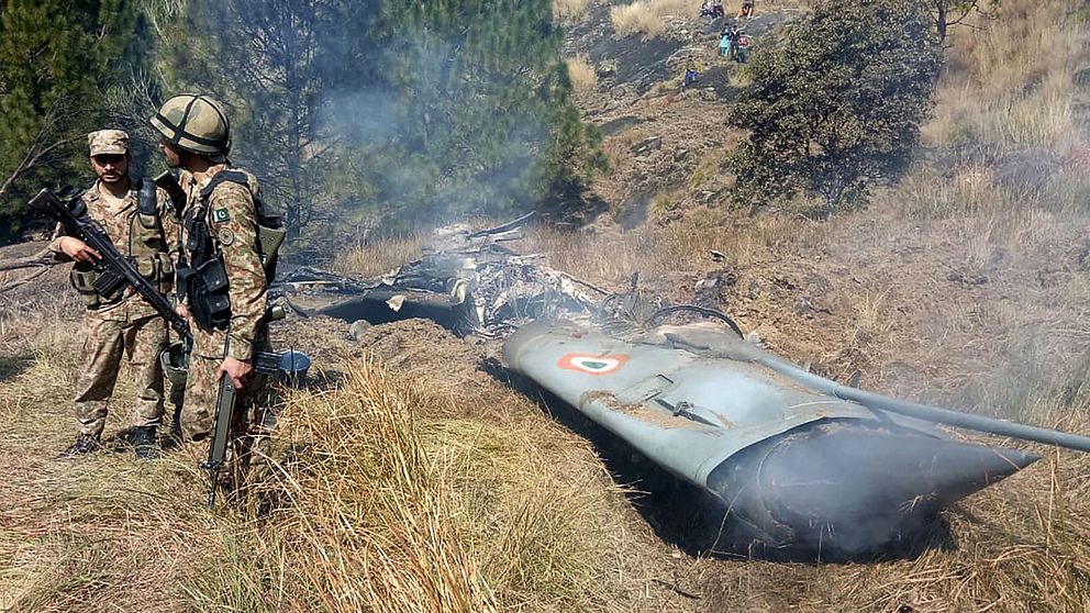 Pakistansk militär vid vraket efter ett indiskt stridsflygplan som Pakistan uppger att de sköt ned. Foto 27 februari 2019.