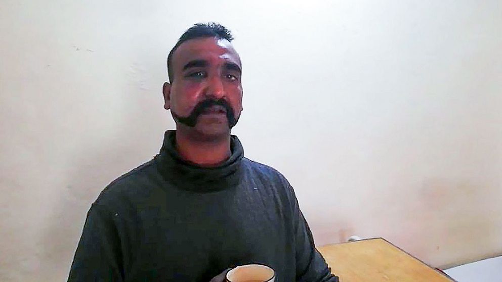 Den indiske piloten Abhinandan Varthamans frihetsberövades i samband med att hans flygplan sköts ned tidigare i veckan.