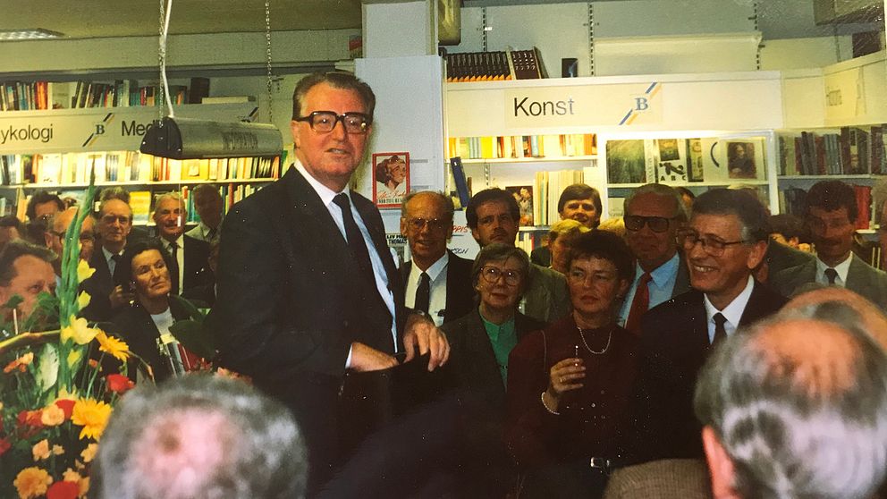 Invigningen av Halmstad Bokahandel 1989. I centrum står dåvarande landshövdingen Björn Molin.