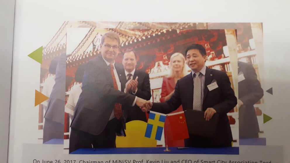 I en broschyr om Kevin Lius företag MiniSv finns en bild av statsminister Löfven och den svenska ambassadören Anna Lindstedt, som applåderar ett samarbete mellan Liu och Tord Svedberg, vd för Smarta städer.