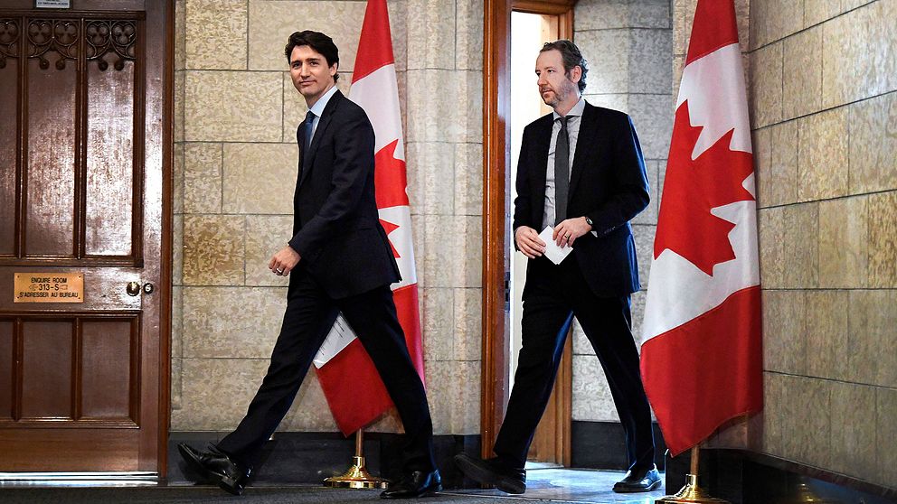 Kanadas premiärminister Justin Trudeau har mitt i sin värsta kris hittills fått se sin privata sekreterare Gerald Butts (till höger) avgå