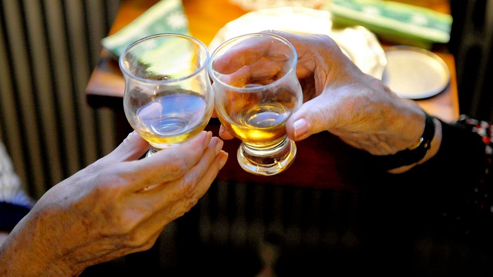 Många blir känsligare för alkoholens effekter vid stigande ålder. På bilden skålar två äldre damer med whisky.