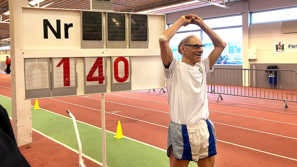 81-årige Carl Erik Särndal slog världsrekord för veteraner under SM i Malmö.
