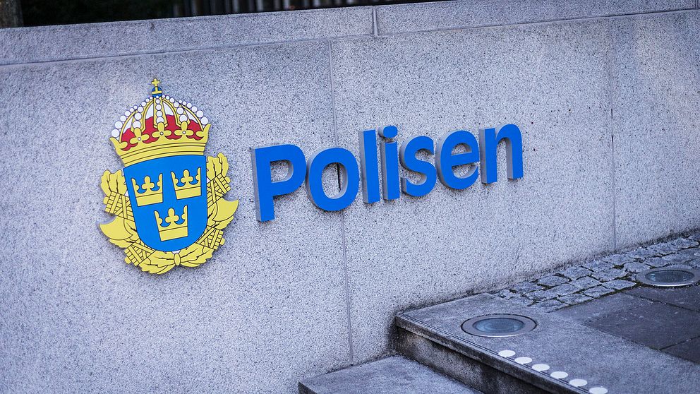 Brist på personal, organisation och kompetens. Det är bland annat det Sveriges gränskontroller har kritiserats för i en Schengenrapport. På bilden syns polisens logga.