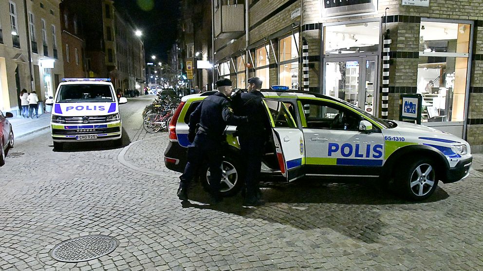 En man i 20-årsåldern har anhållits misstänkt för mordförsök på en ung kvinna på Gamla Väster i Malmö.