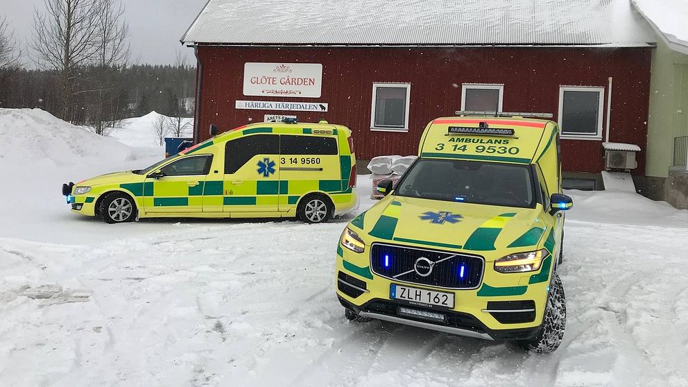 Ambulanser parkerade utanför Glötegården. Snö och vinter.