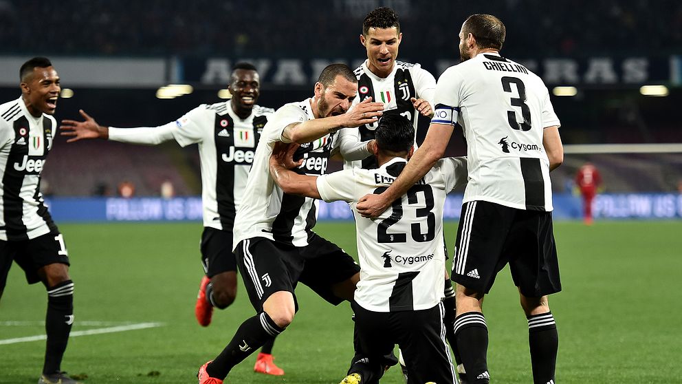Emre Can (på knä) jublar med lagkamrater efter att ha gjort 2–0 för Juventus.