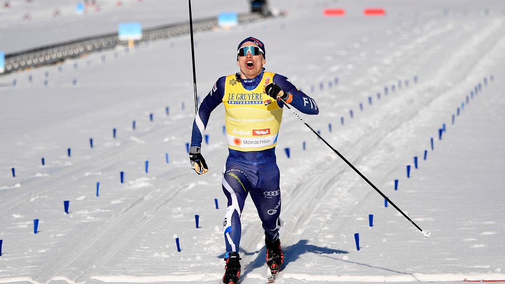Finlands Iivo Niskanen går i mål under herrarnas 15 km klassisk stil vid skid-VM i Seefeld.