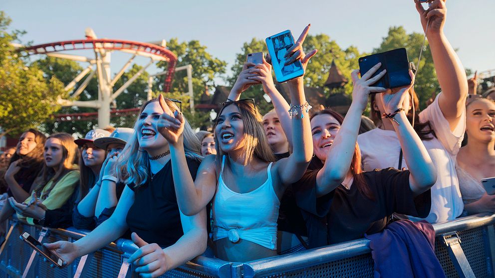 Publiken på Icona Pop-konserten på Gröna Lund 2018.