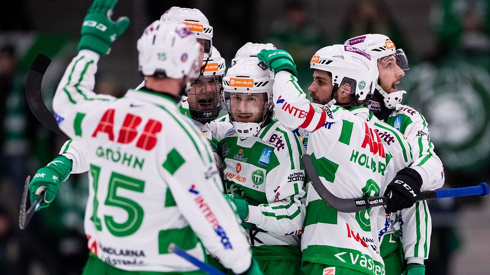 Västerås firar 6-3 efter semifinal ett i bandyns SM-slutspel mot Hammarby.