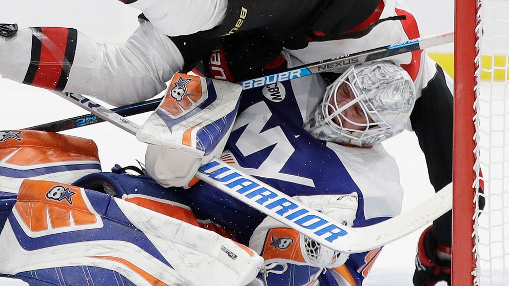 New York Islanders Robin Lehner togs av isen efter en olycklig kollision med Ottawas Brady Tkachuk.
