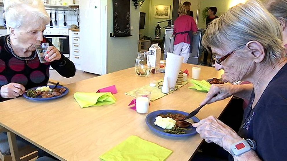 Margareta Andersson, till höger i bild, har inget emot att äta lite mer havregrynsgröt
