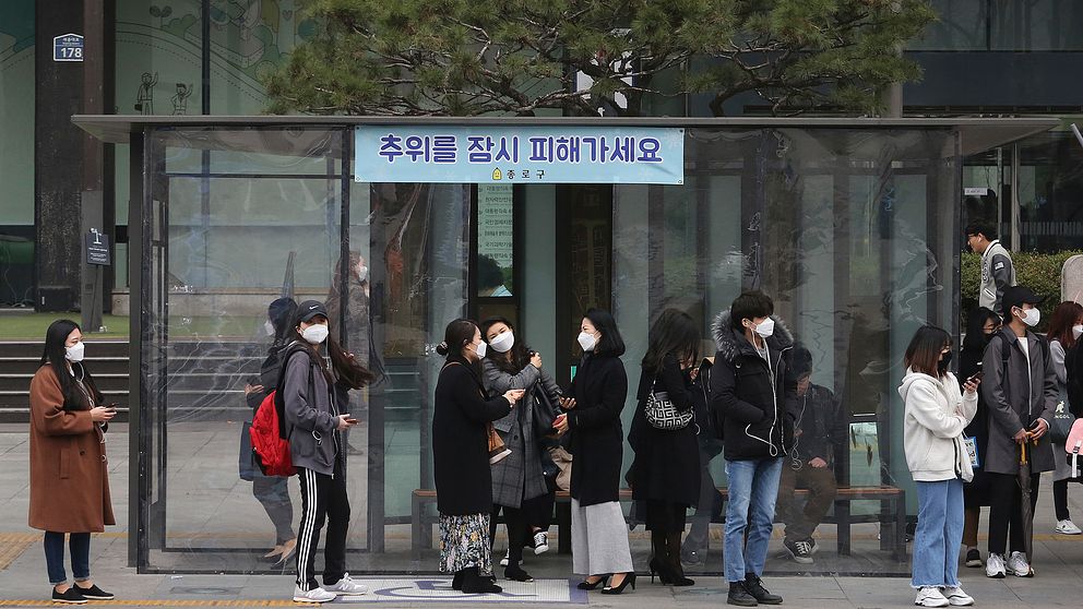 Många i Sydkorea bär masker för att skydda sig från den förorenade luften.
