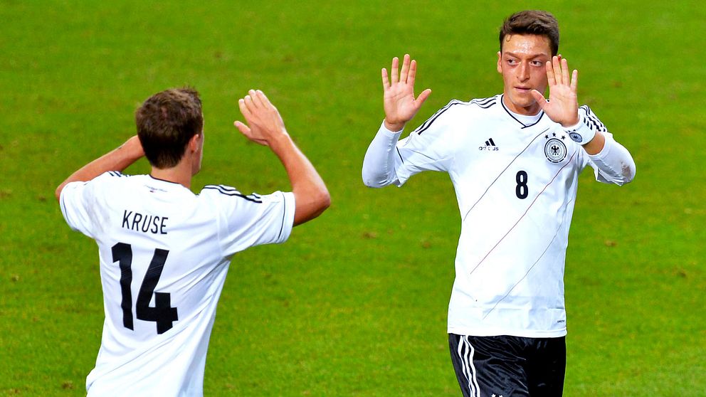 Tysklands Max Kruse och Mesut Özil.