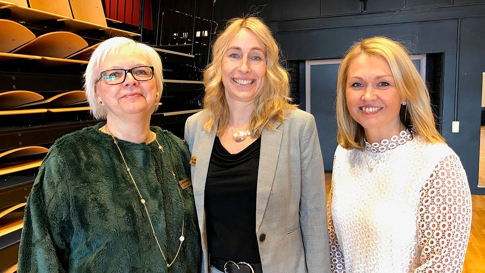Tre anställda kvinnor på Arenaskolan i Timrå står och ler mot kameran.