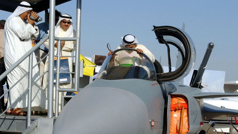 En äldre version av det svenska stridsflygplanet Gripen visas på en flygmässa i Dubai i Förenade Arabemiraten i november 2005.