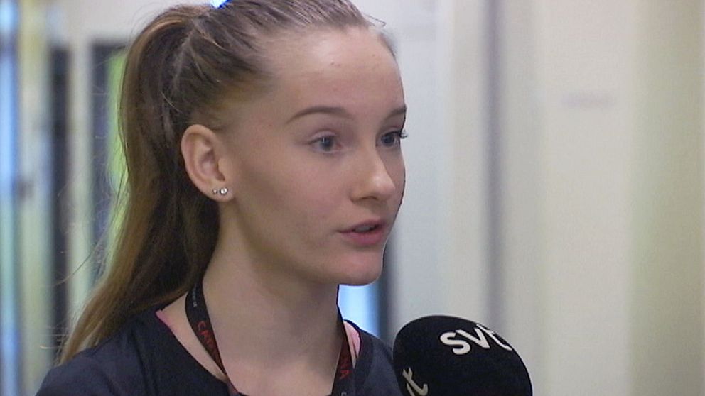 Amanda Kristensson intervjuas av SVT:s reporter.