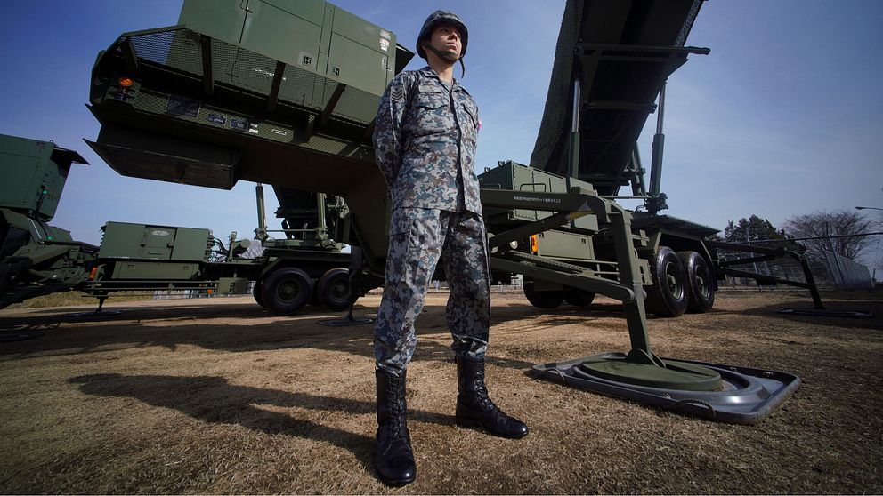 Japansk soldat framför amerikansk Patriot PAC-3 robot i Funabashi i Japan 18 januari 2018.