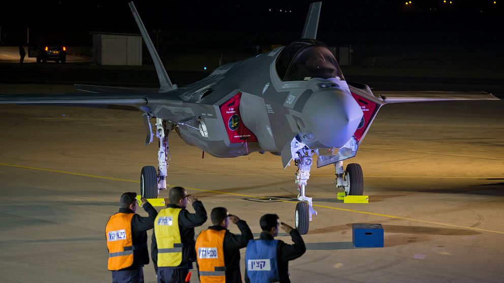 Officerare i Israels flygvapen tar emot det första amerikanska F-35 stridsflygplanet som levereras till Israel i december 2016.