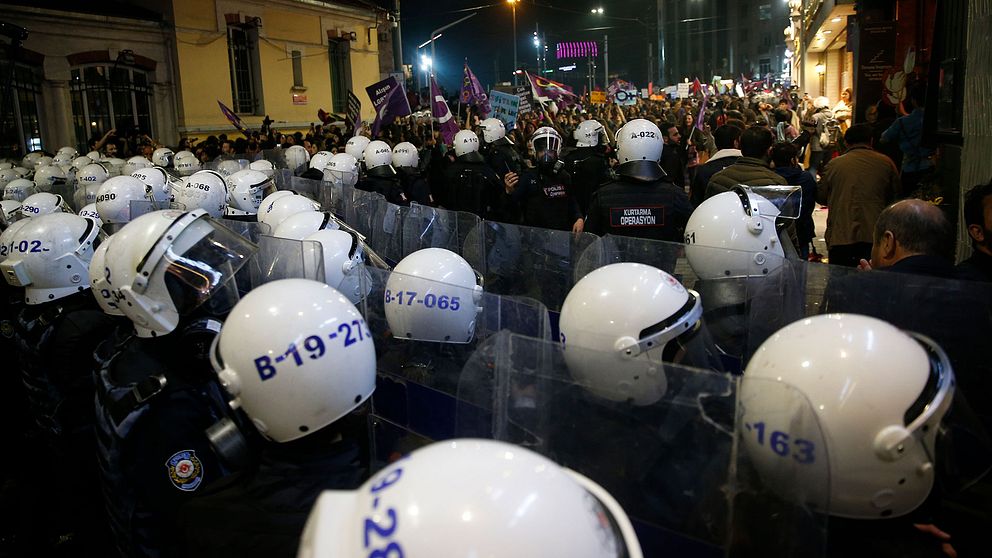 Kravallpolis försöker hejda demonstranterna på Istiklal i Istanbul.