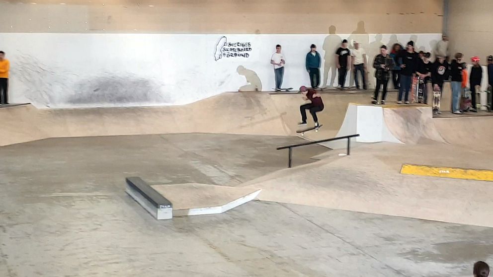 En skateboardåkare i betongpark