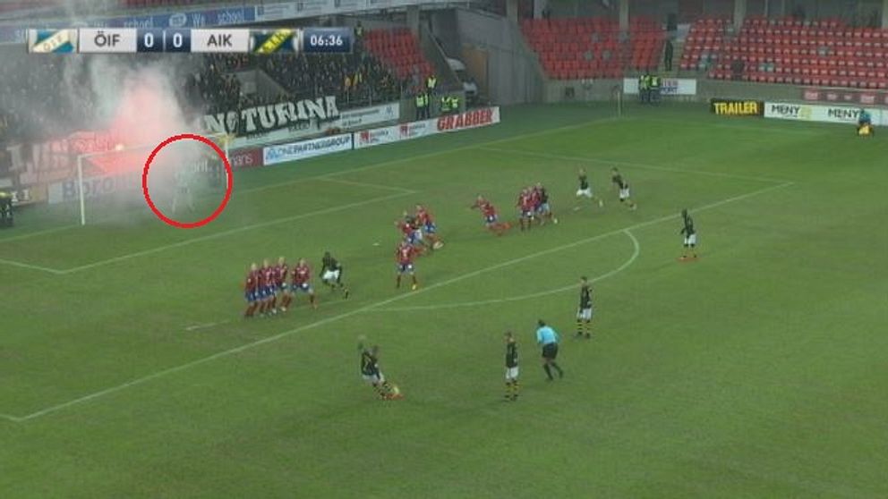 Östers målvakt Tobias Andersson mitt i bengalröken när Sebastian Larsson satte 1-0 på frispark för AIK.