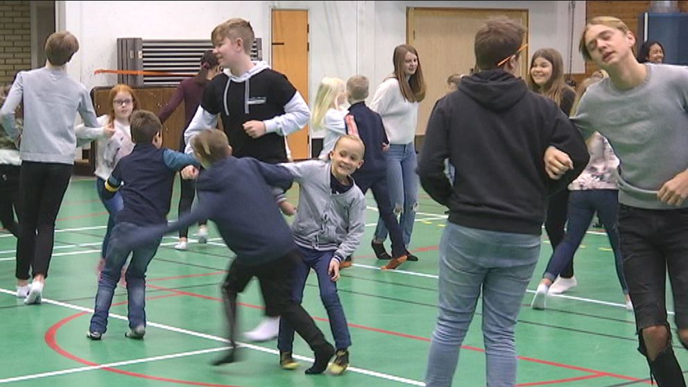 Årskurs 2 och årskurs 9 från Rödebyskolan dansar tillsammans.