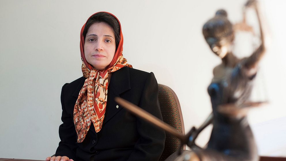 Nasrin Sotoudeh sittande på sitt kontor.