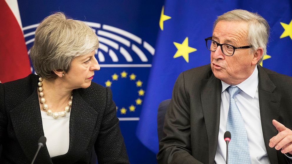 Storbritanniens premiärminister Theresa May mötte pressen tillsammans med EU-kommissionens ordförande Jean-Claude Juncker under måndagskvällen
