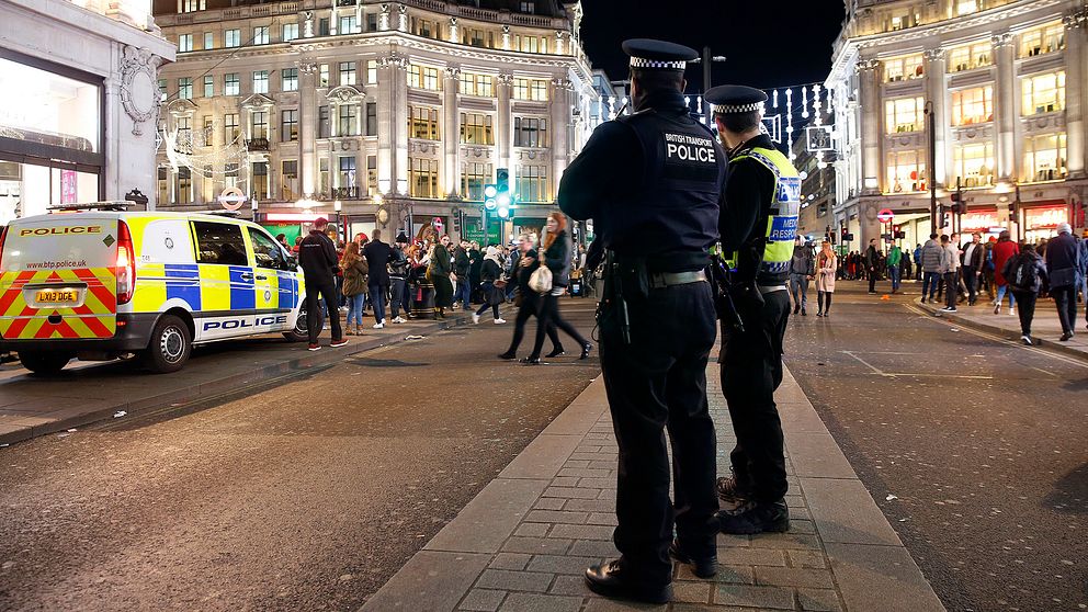 Poliser på plats vid Oxford Circus i London.