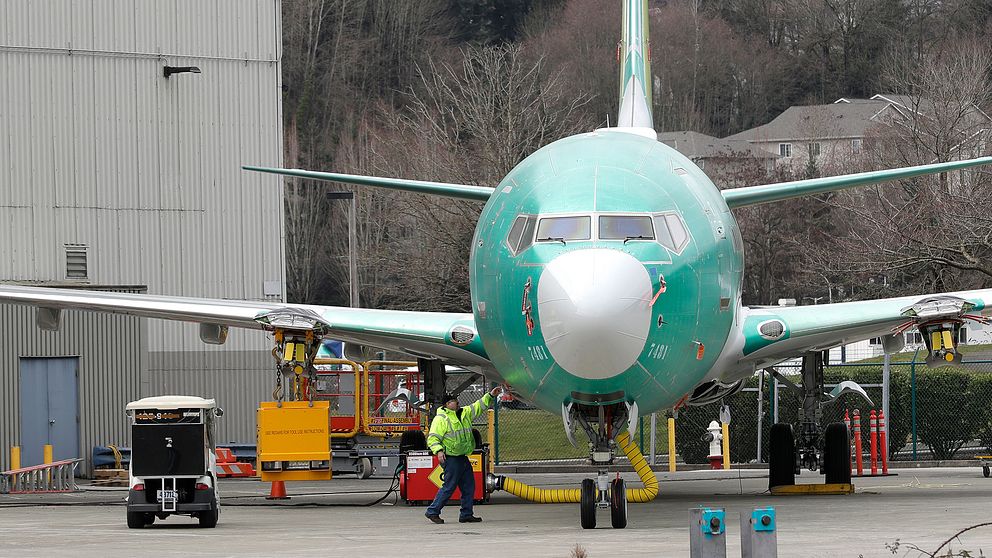 Ett turkost flygplan av modell Boeing 737 Max 8.