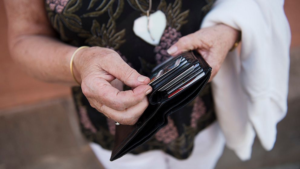 Flera äldre personer i södra Sverige har lurats på telefon och sedan blivit bestulna i hemmet på sina bankkort med koder och inloggningsuppgifter.