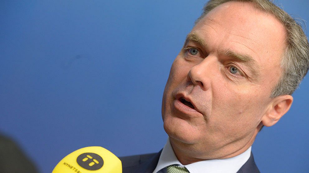 Jan Björklund (FP) lägger ansvaret på kommunerna