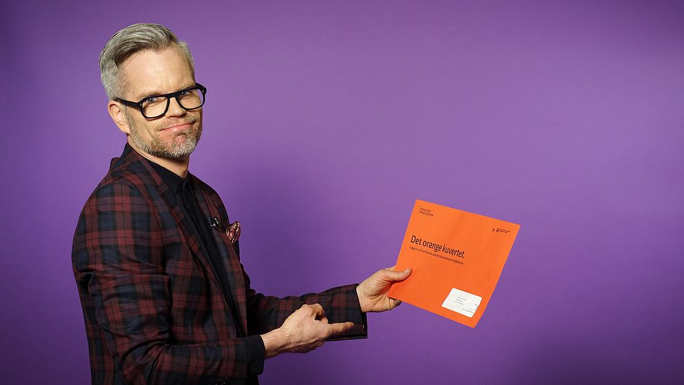 Alexander Norén med orangea kuvertet.