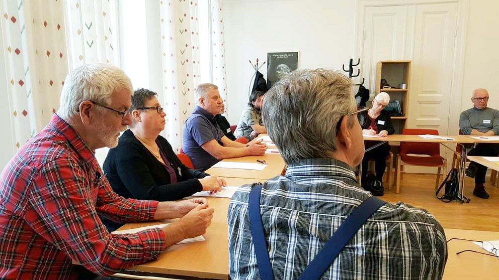 äldre människor sitter i en lektionssal