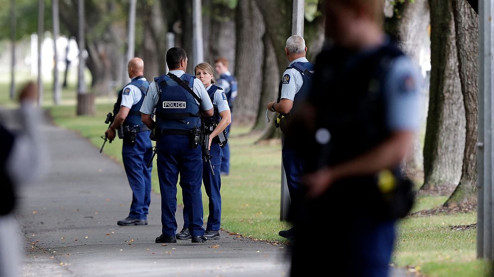 Poliser på plats vid en av de moskéer i Christchurch som attackerades, natten mot fredag svensk tid