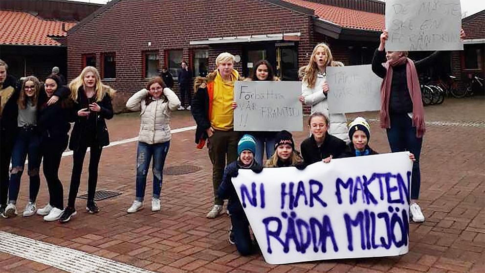 Även i Båstad höll ungdomar en manifestation för miljön.