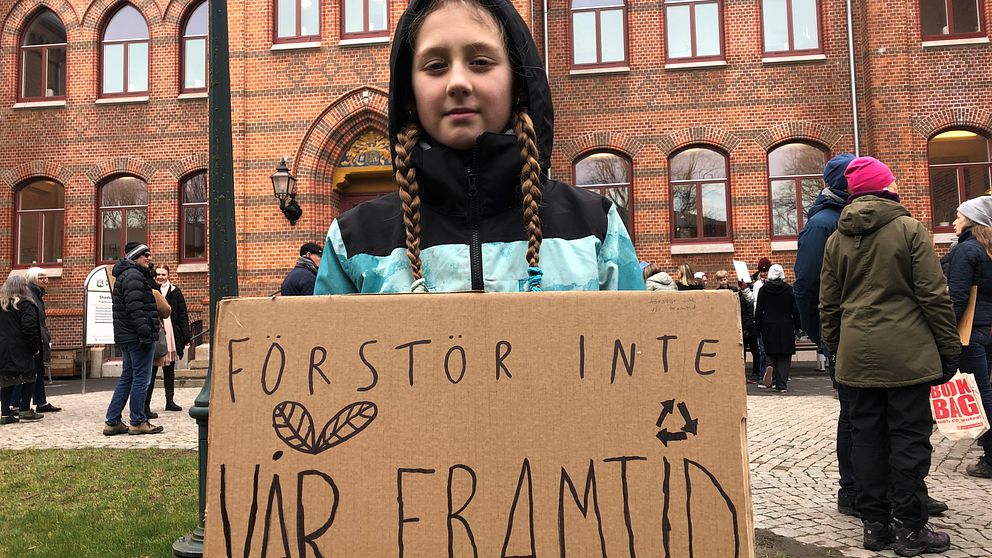10-åriga Anneli var en av cirka sjuttio personer som manifesterade i Varberg för klimatet