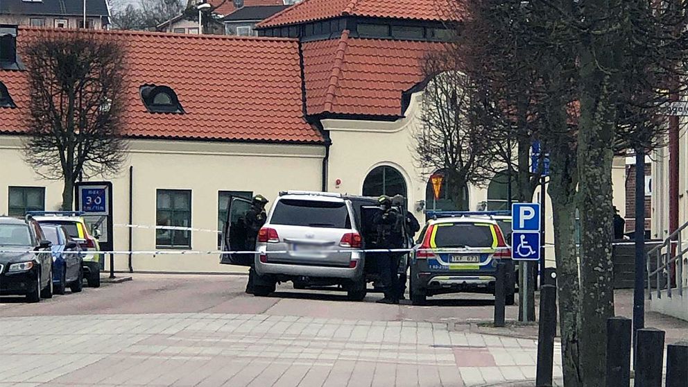 Bråket startade vid 13-tiden framför järnvägsstationen ett stenkast från kommunhuset i Åstorp.