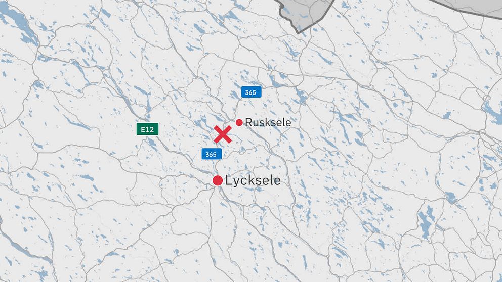 En karta över delar av Västerbotten där olycksplatsen är markerad med ett rött kryss.