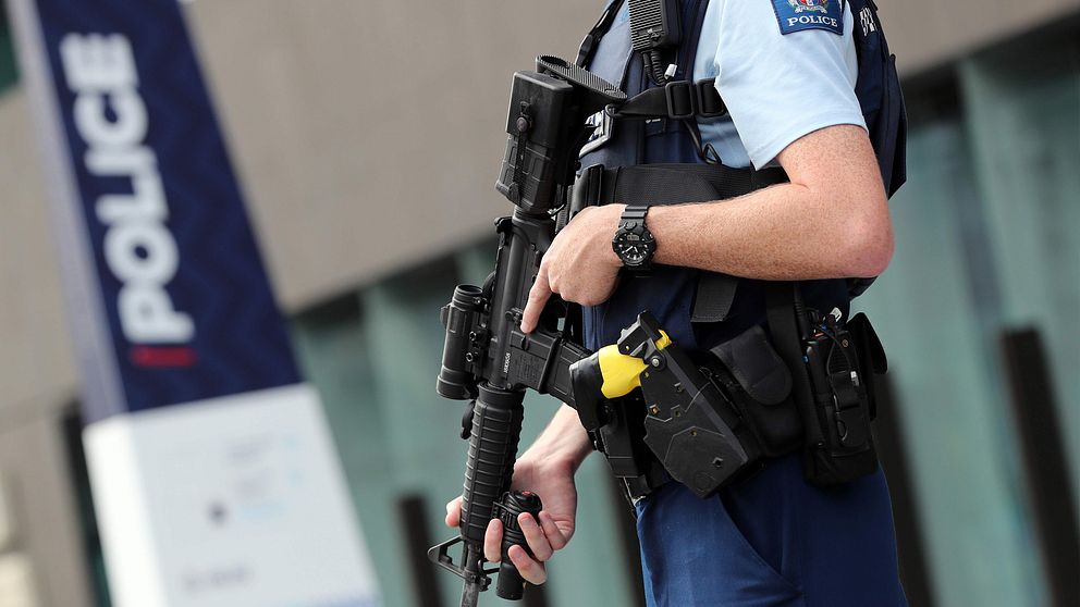 Tungt beväpnad polis utanför domstolsbyggnaden i Christchurch på Nya Zeeland efter terrordådet.
