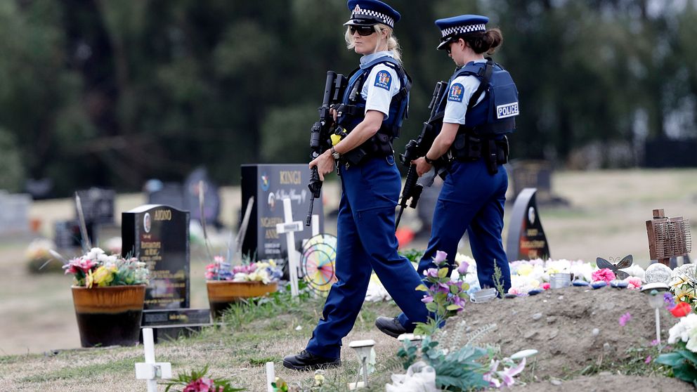 Beväpnad polis bevakar muslimska gravar i Christchurch i Nya Zeeland på måndagen 18 mars 2019.