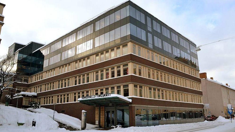 Två män häktade av Sundsvalls tingsrätt misstänkta för våldtäkt mot barn.