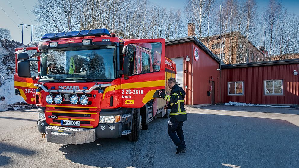 Brandbil framför nuvarande brandstationen i Storvik.
