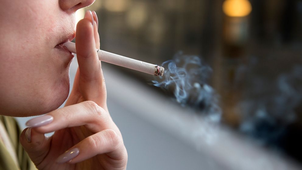 Vem ska se till att rökförbudet följs och vilka regler gäller exempelvis vid offentliga entréer?