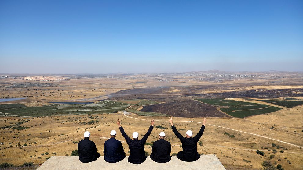 Israeler blickar ut över Golanhöjderna.