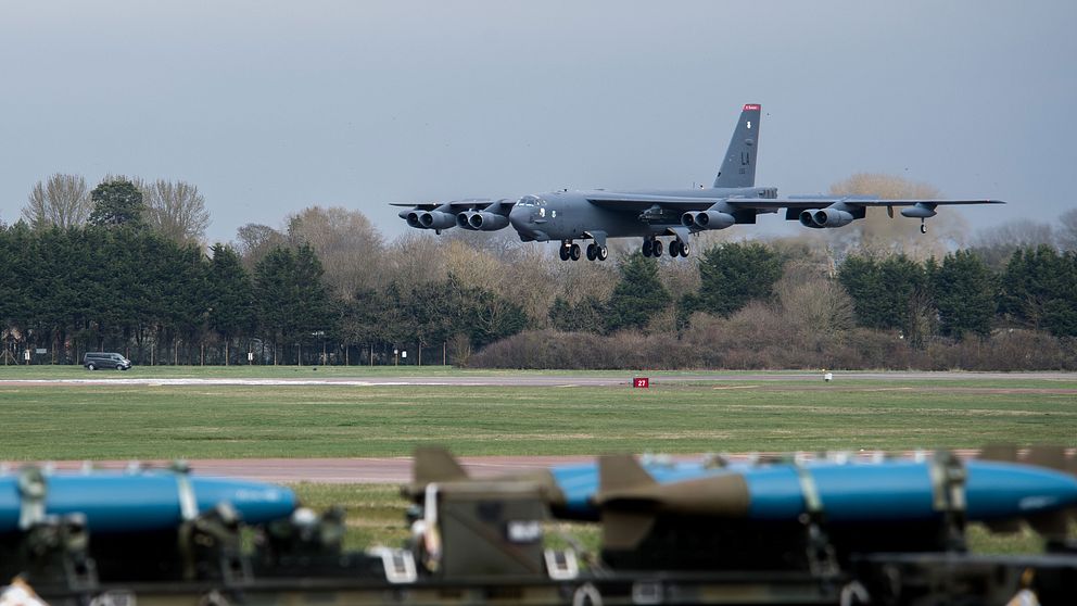 Ett B-52 Stratofortress bombflygplan landar på flygbasen i Fairford i Storbritannien 21 mars 2019.