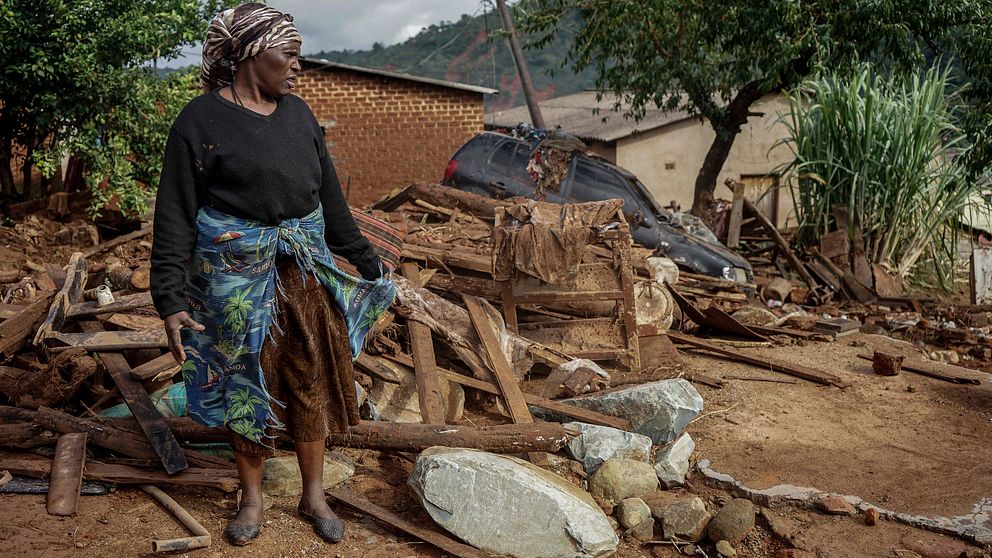 Jessica Mhonderi framför vad som tidigare var hennes sons hem i Chimanimani, Zimbabwe.