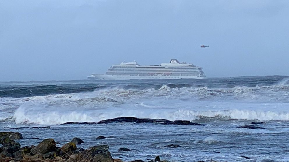 Det norska kryssningsfartyget Viking Sky med 1 300 personer ombord har fått motorproblem i hårt väder utanför Norges västkust.