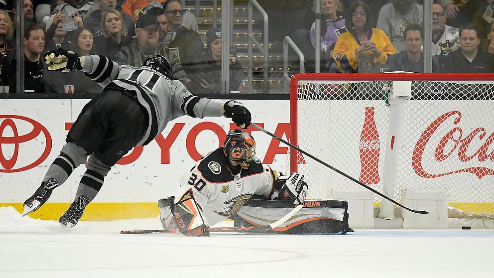 Los Angeles Anze Kopitar överlistar Anaheims Ryan Miller under nattens straffläggning.